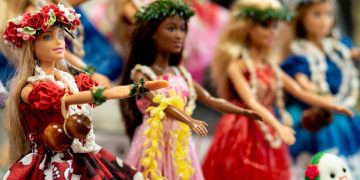 Hula dolls in colorful traditional dresses