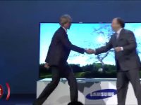 Two executives shaking hands at Samsung event.